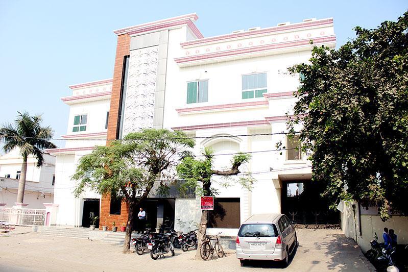Grace Hotel Karnāl Exterior foto